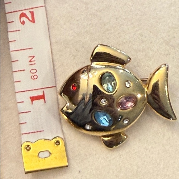 Vintage Small Gold Tone Fish Brooch Colorful Rhinestones Whimsical Fun - Picture 2 of 7